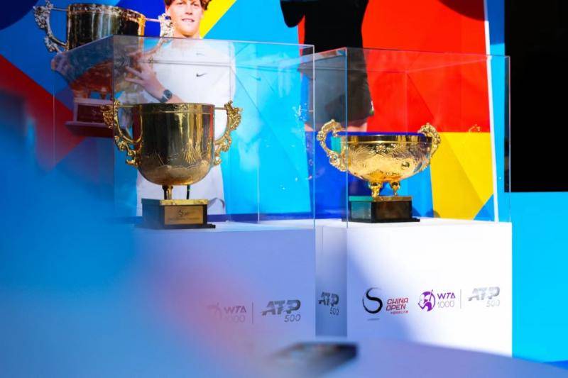 【娱乐888】中国网球公开赛奖杯现身北京五棵松商圈