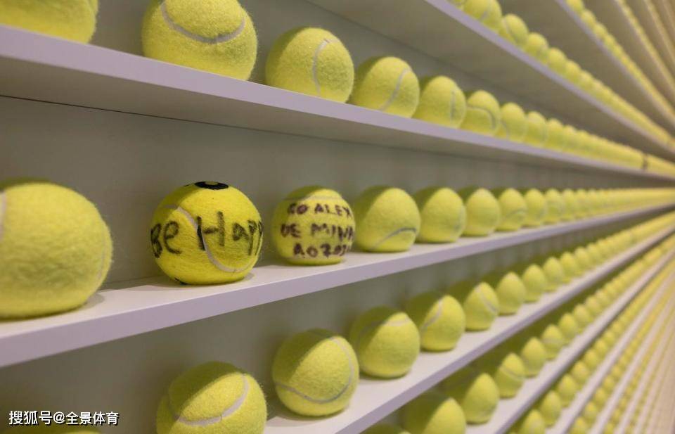 【娱乐888】忙里偷闲！郑钦文商竣程参加网球主题艺术展，留下亲笔签名网球