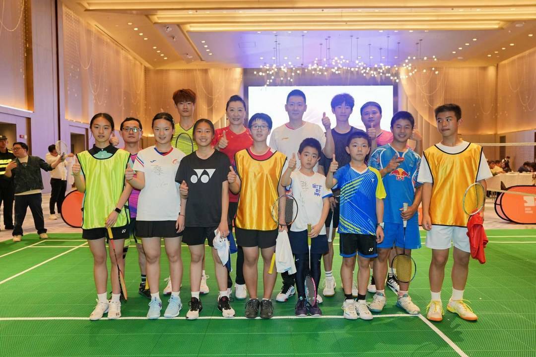 【娱乐888】羽毛球世界冠军亮相成都 与羽毛球爱好者现场互动
